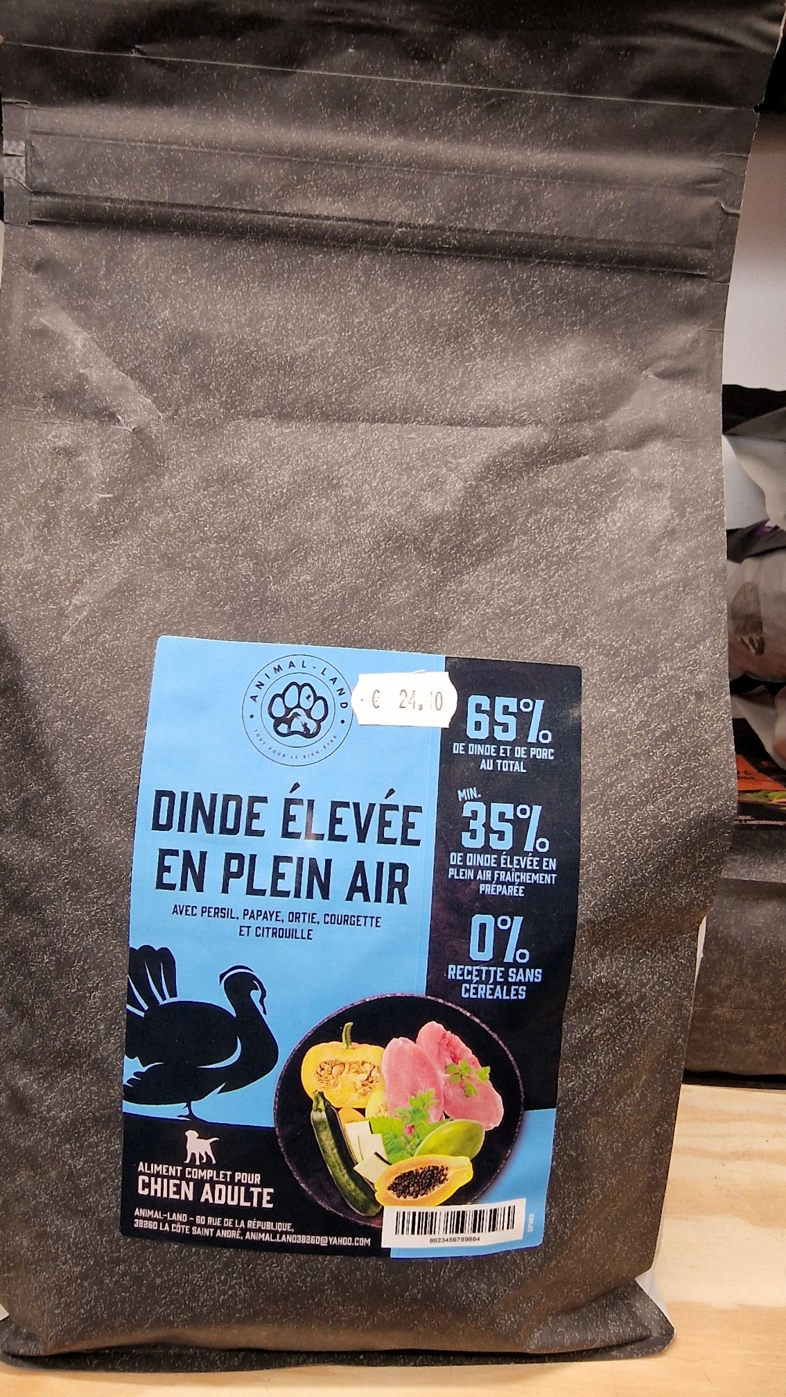 Intensité 65 — Adulte Dinde élevée en plein air, persil, papaye, ortie, courgette, citrouille. 65% de dinde élevée en plein air, avec accès à la lumière naturelle et à l’air frais pour une viande plus savoureuse et de meilleure texture
Sans céréales, adapté aux chiens sensibles ou intolérants
Collagène naturel pour soutenir les articulations, les os et la peau
Enrichi en prébiotiques MOS et FOS pour une santé digestive optimale
Cuisson douce à 82°C (technologie Freshtrusion) pour préserver protéines.